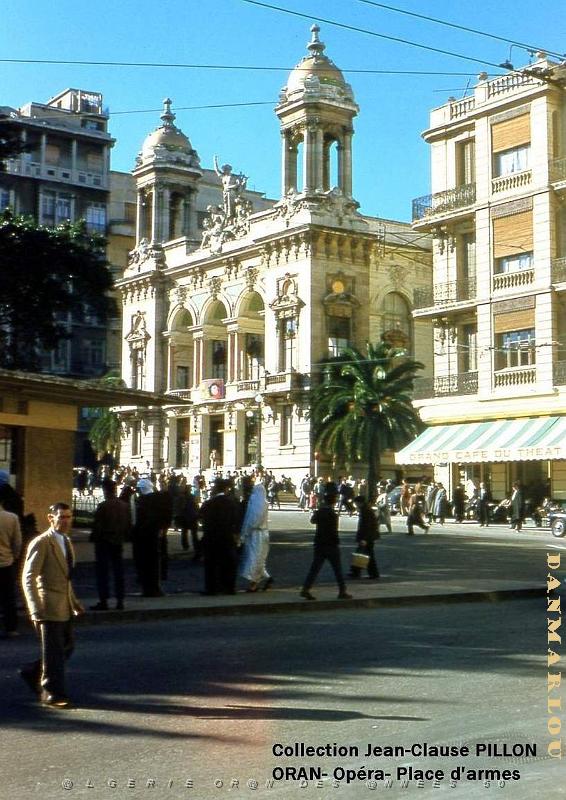 PA i- 43- Place d'armes animee.jpg